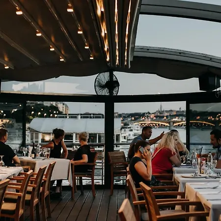 Apartment Vogue Boat *